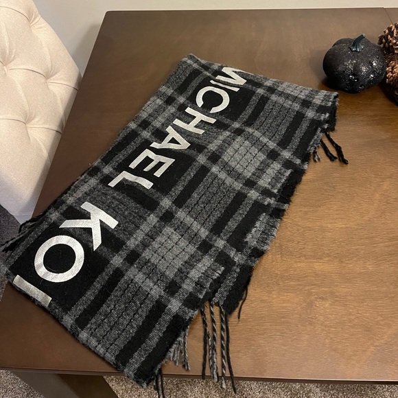 Michael Kors Scarf LARGE - Picture 1 of 4